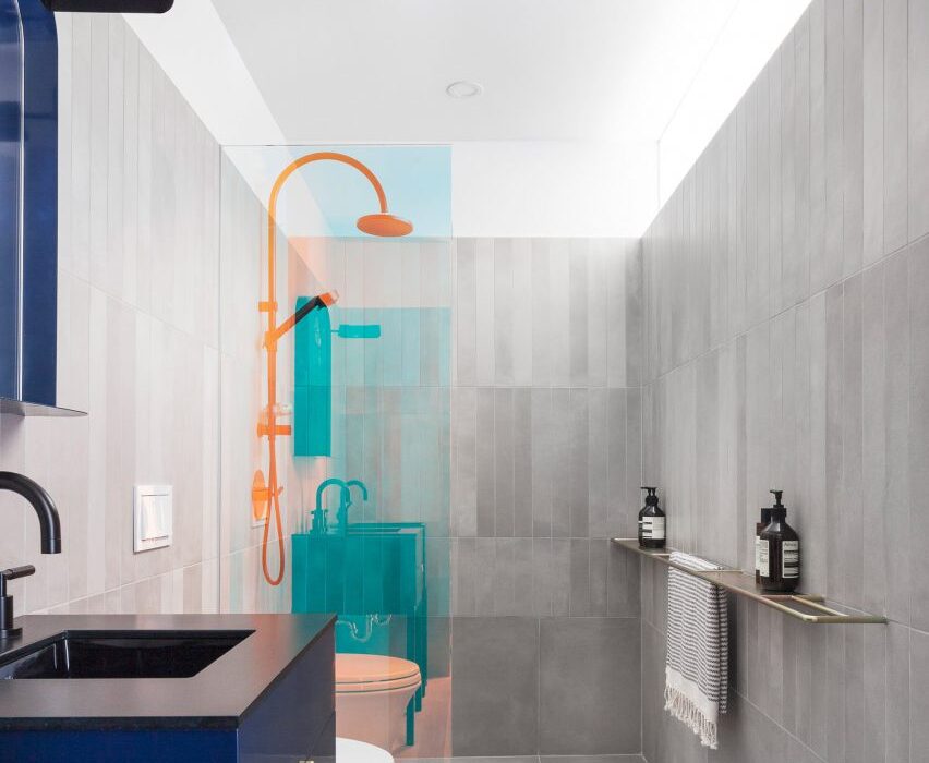 Bold bathrooms: Unit 622 in Habitat 67 by Rainville Sangaré