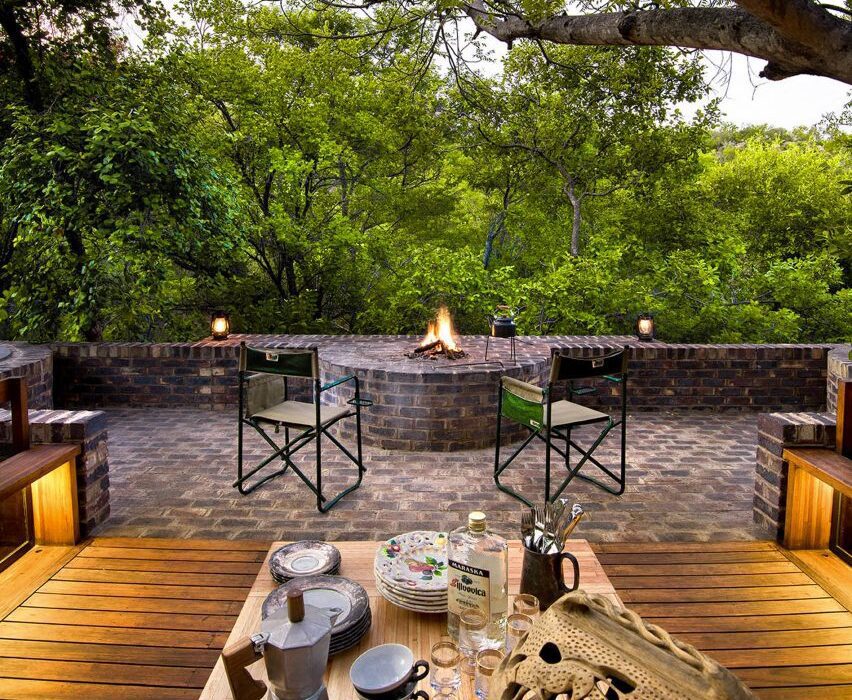 Ten outdoor spaces with warming fireplaces and fire pits