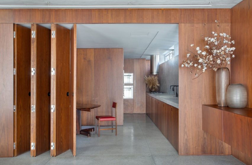 Walnut and concrete wrap Sao Paulo “gallery apartment” by BC Arquitetos