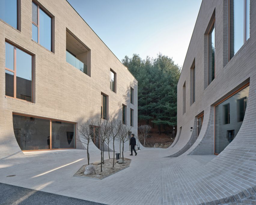 Nameless Architecture creates “artificial valley” at base of Gyeryongsan Mountain