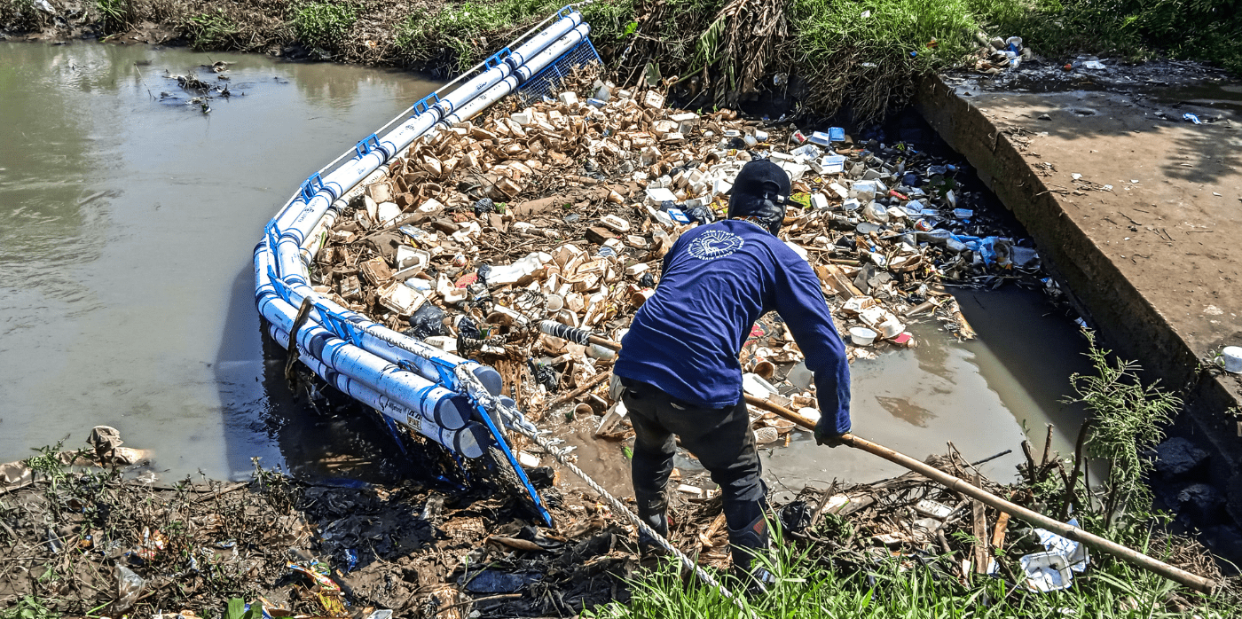 A floating barrier stops rubbish from flowing into the ocean