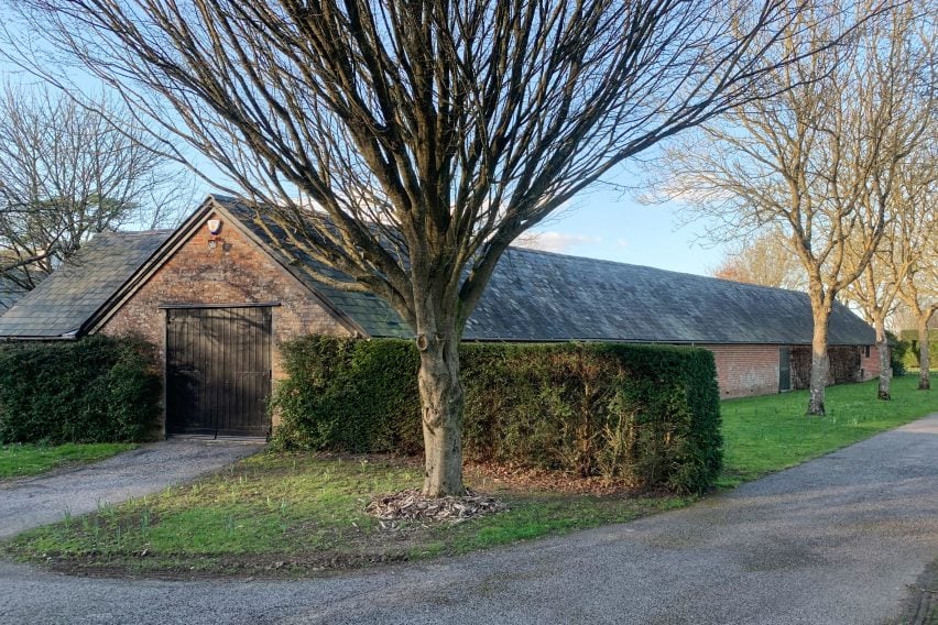 Crawshaw Architects transforms cow shed into Stanbridge Mill Library