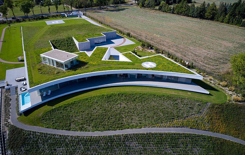 mobius architekci carves ‘dune house’ into lush slope in poland