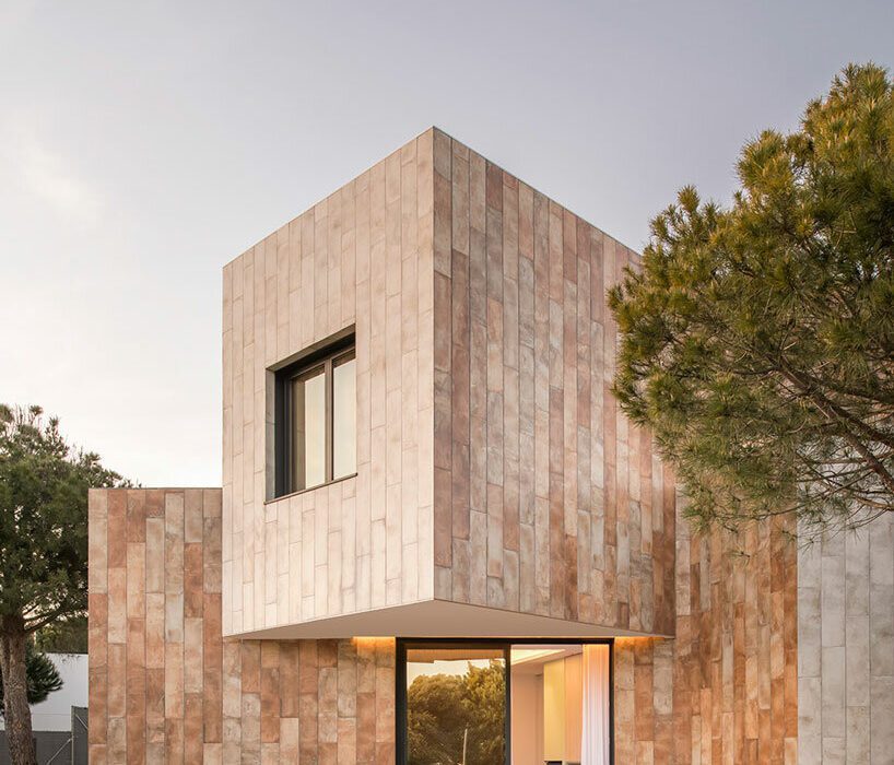 ‘the house of a thousand faces’ by OOIIO architecture frames mountainous views in spain