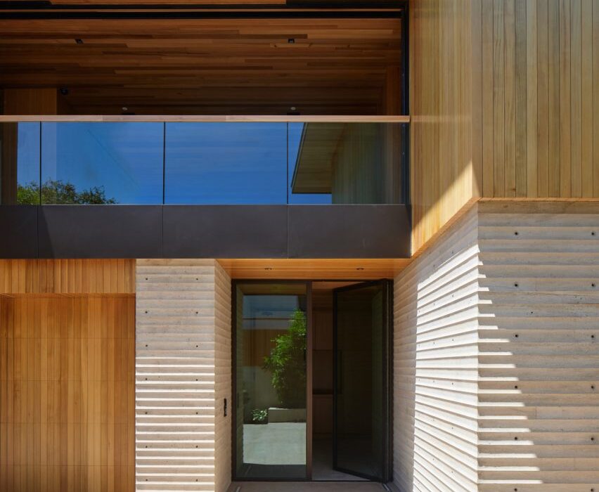 Scalloped concrete walls anchor California house by Laney LA