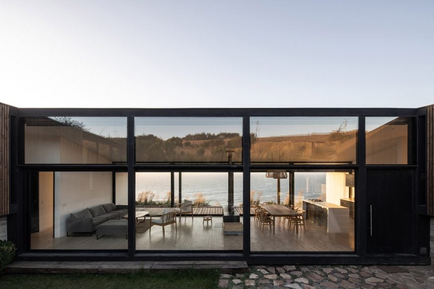 ERRE Arquitectos designs Chilean house overlooking the Pacific Oceans