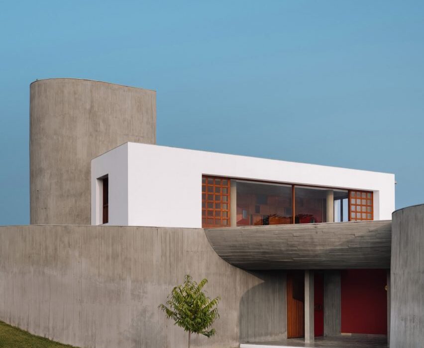 Design Ni Dukaan builds “citadel-like” concrete house in India