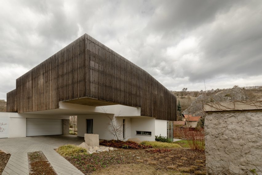 Grass-topped home by RO_AR bridges “the urban and the natural”