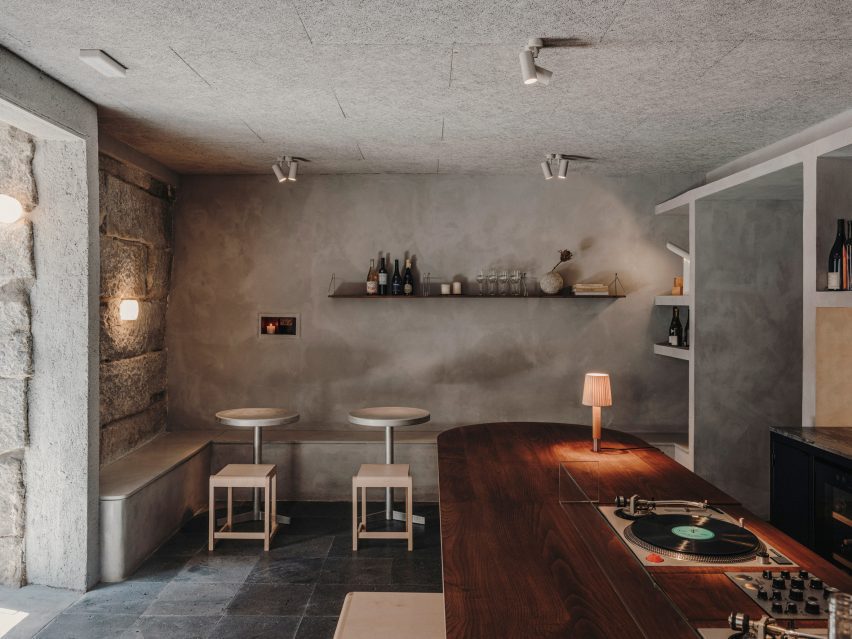 Plantea Estudio creates cosy cave-like room within bar Gota in Madrid