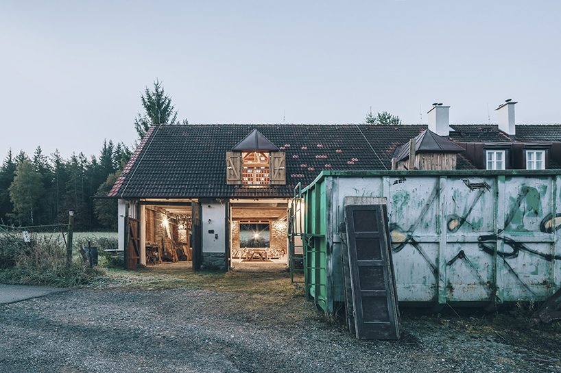 byró restores authenticity & infuses light into barn in czech republic