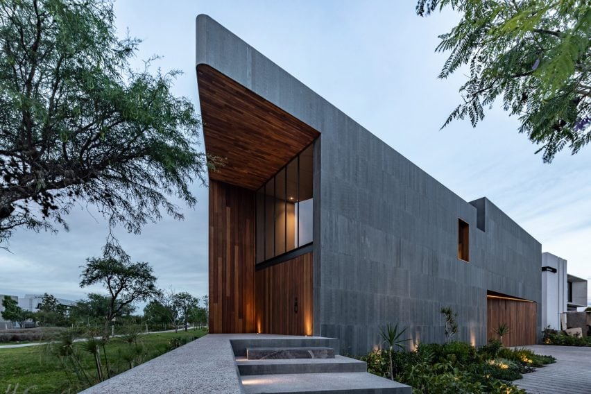 Reims 502 places pool atop basalt-clad Mexican home