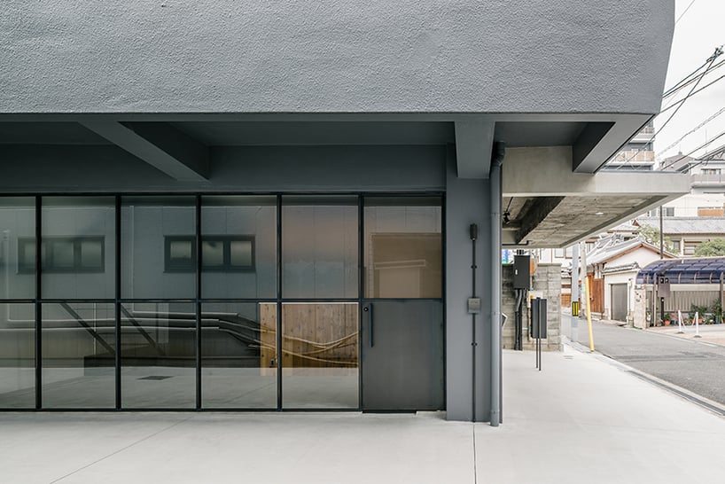 residential unit in japan protrudes a cantilever concrete volume