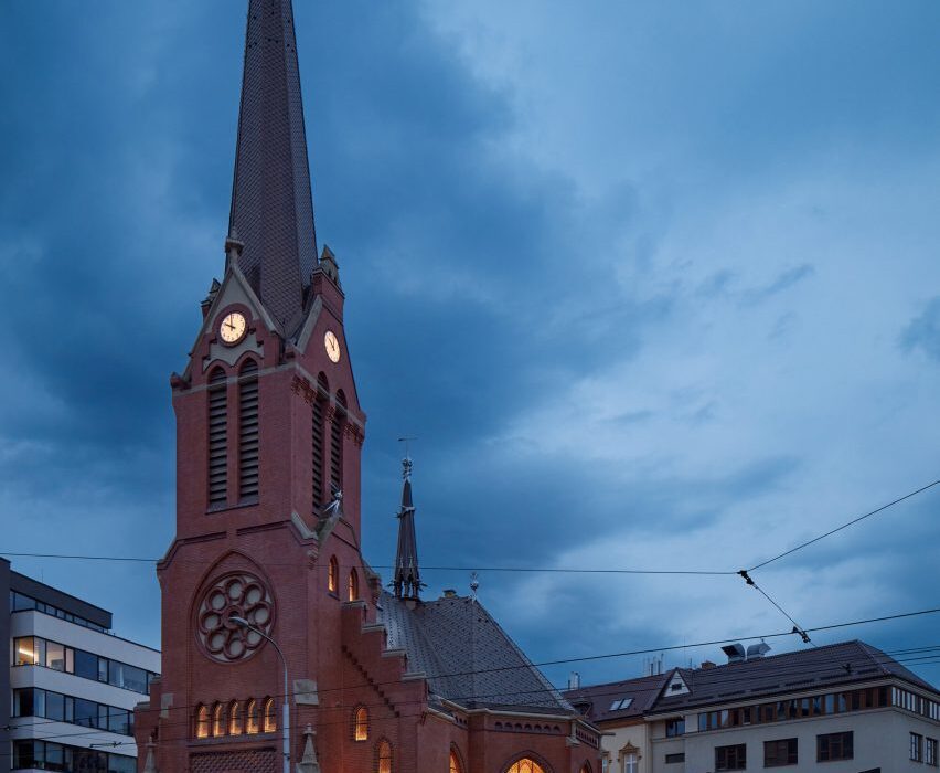 Atelier-r refreshes neo-gothic church with angular black extension