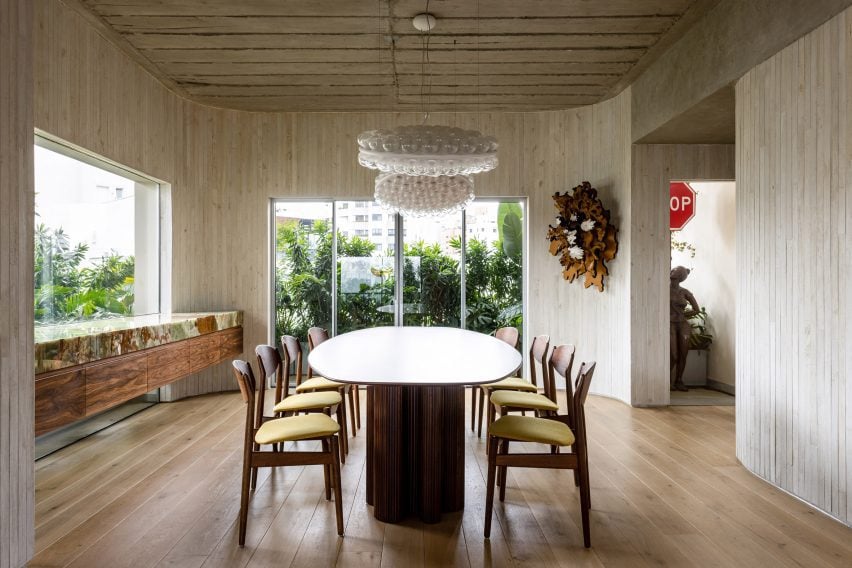 Eight welcoming wood-panelled dining rooms with an organic feel