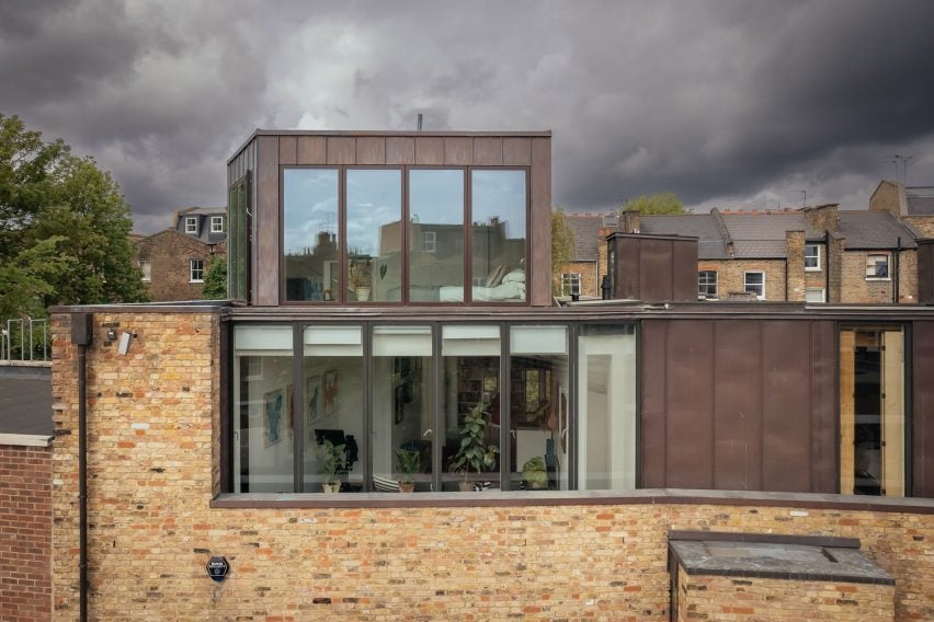 Whittaker Parsons crowns London mews house with “bolthole” extension