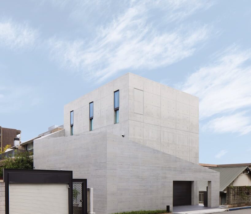 GOSIZE wraps japan home in concrete walls of varying height