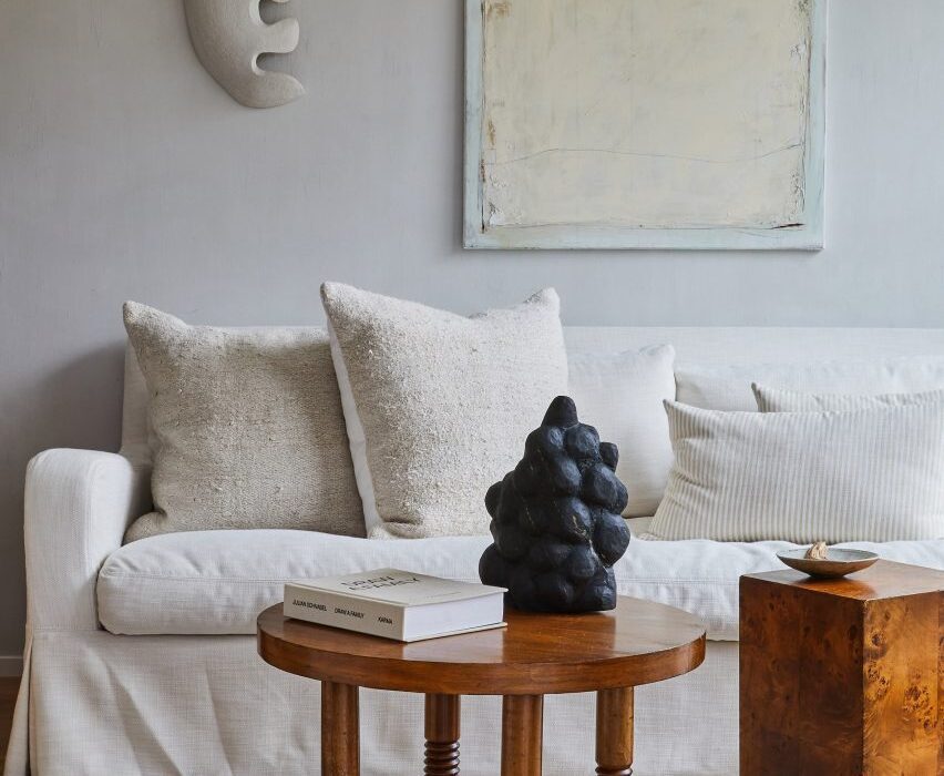 Eight living rooms enhanced by decorative and striking art pieces