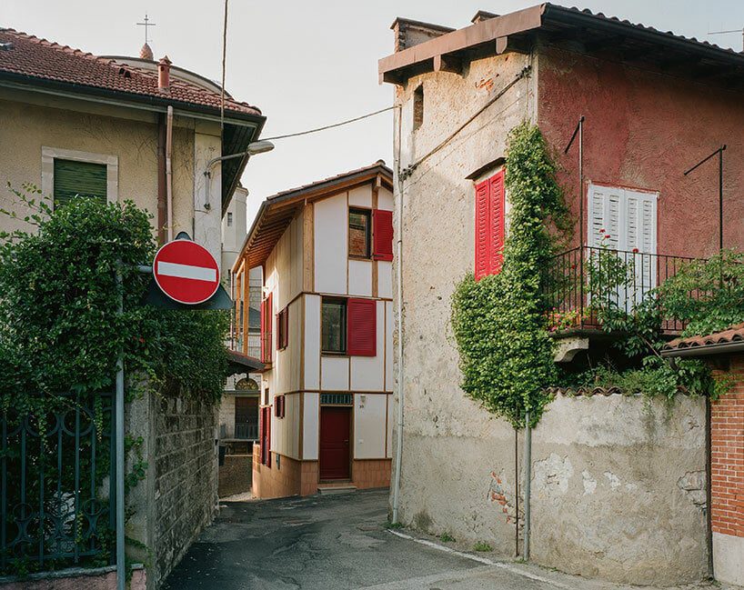 studio albori rebuilds this ‘casa di legno e paglia’ with wood and hay