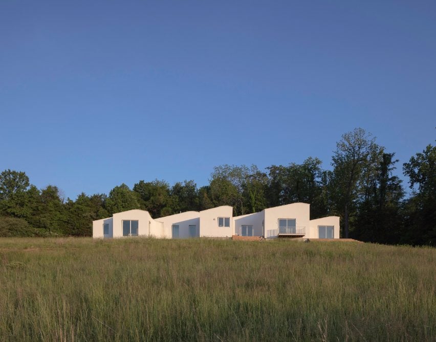 Schaum/Shieh conforms house “gently” to contours of steep Virginia site