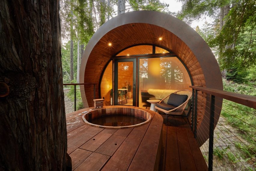 Artistree raises a telescopic treehouse in California