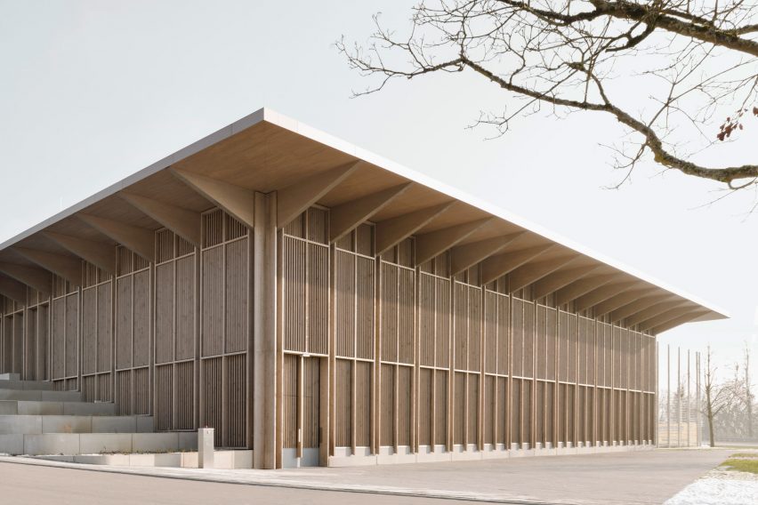 Overhanging roof shelters Markolfhalle Markelfingen by Steimle Architekten