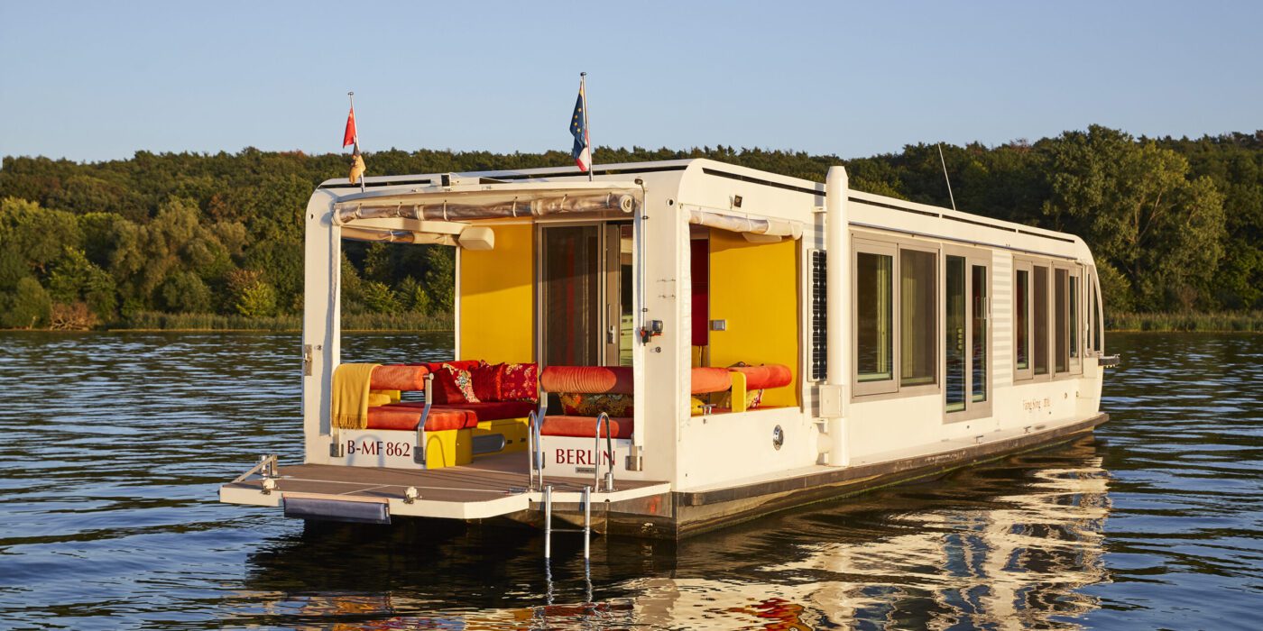 Shrinking Spaces, Expanding Horizons: Navigating Tiny Living in an Off-Grid Houseboat