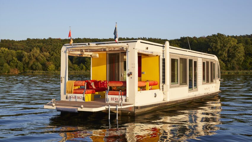 Shrinking Spaces, Expanding Horizons: Navigating Tiny Living in an Off-Grid Houseboat